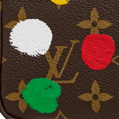 LV x YK Mini Pochette Accessoires Monogram Canvas in Damenbrieftaschen und Kleinlederwaren-Ketten- und Riemenbrieftaschen