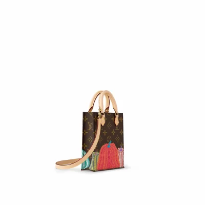 LV x YK Petit Sac Plat Monogram Canvas in Damenbrieftaschen und Kleinlederwaren-Ketten- und Riemenbrieftaschen