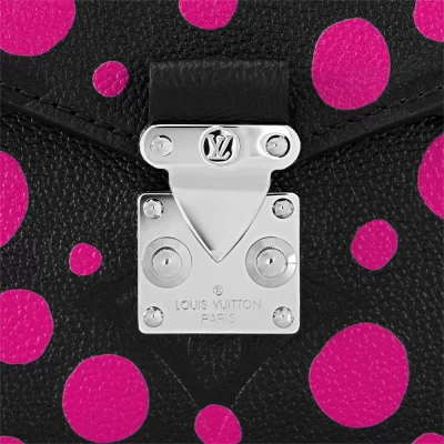LV x YK Pochette Métis Monogram Empreinte Leder in Damenhandtaschen Schultertaschen und Umhängetaschen