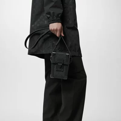 Vertical Trunk Wearable Wallet Taurillon Monogram in Herrentaschen kleinen Taschen und Gürteltaschen